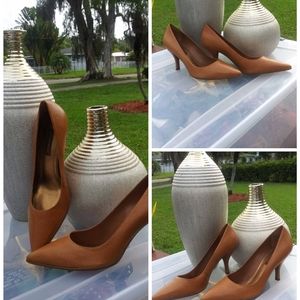 Size 8 and Antonio Melani caramel colored shoshoes